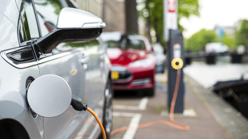 Piața VE din România explodează creștere de 93% în martie