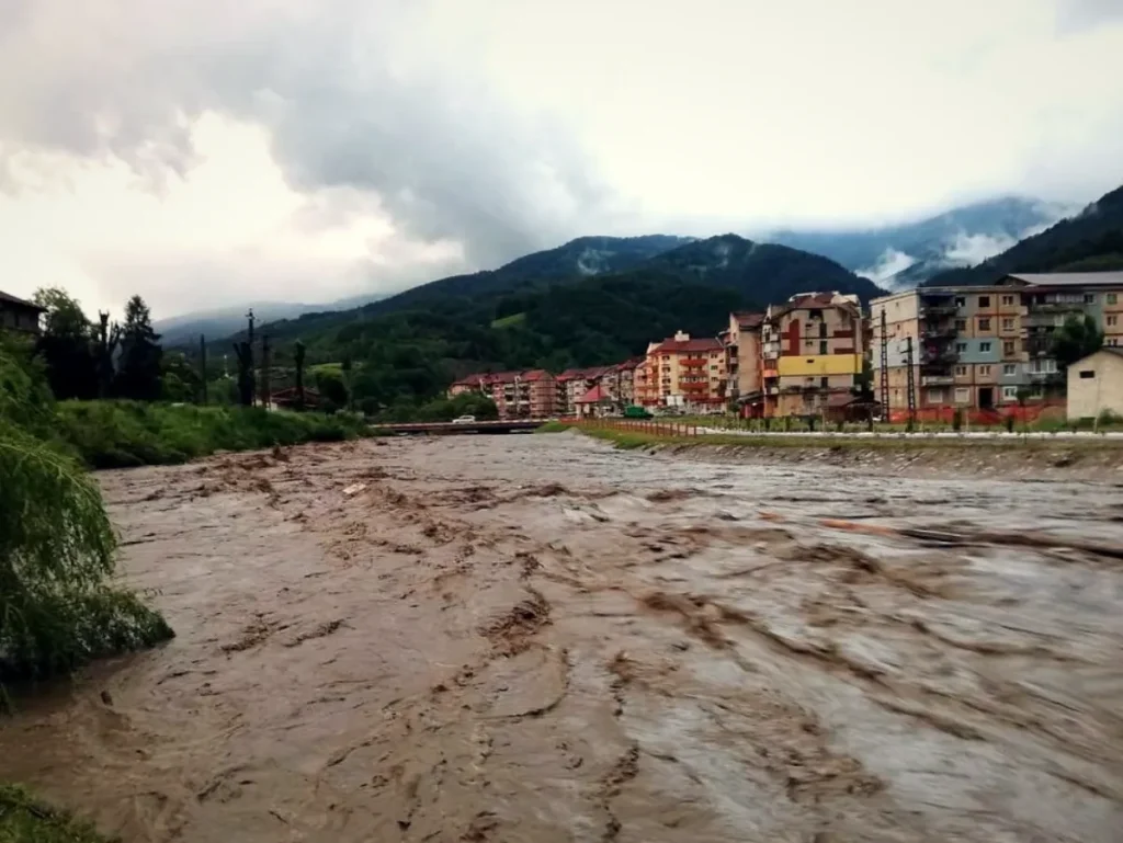 Alertă hidrologică. Cod portocaliu de viituri pe râurile din două județe, duminică și luni