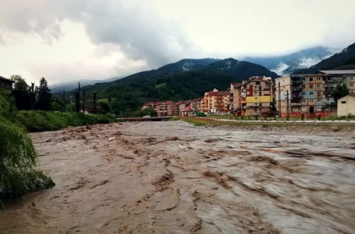 Alertă hidrologică. Cod portocaliu de viituri pe râurile din două județe, duminică și luni