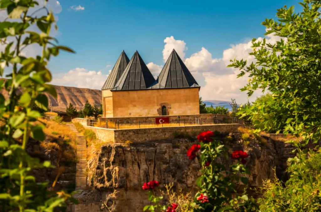 Erzincan: Canioane spectaculoase, lacuri roșii și munți sălbatici