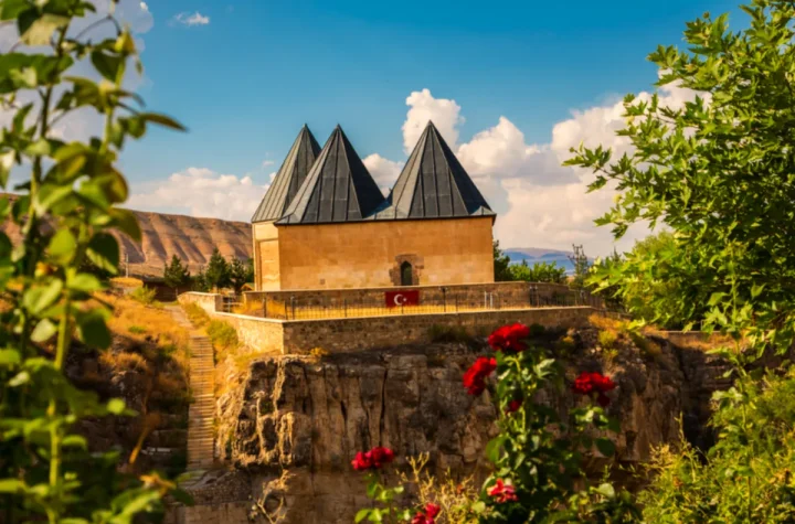 Erzincan: Canioane spectaculoase, lacuri roșii și munți sălbatici