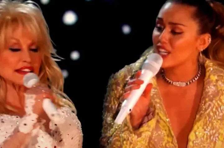 Miley Cyrus a văzut-o pe Dolly Parton în timpul unui concert