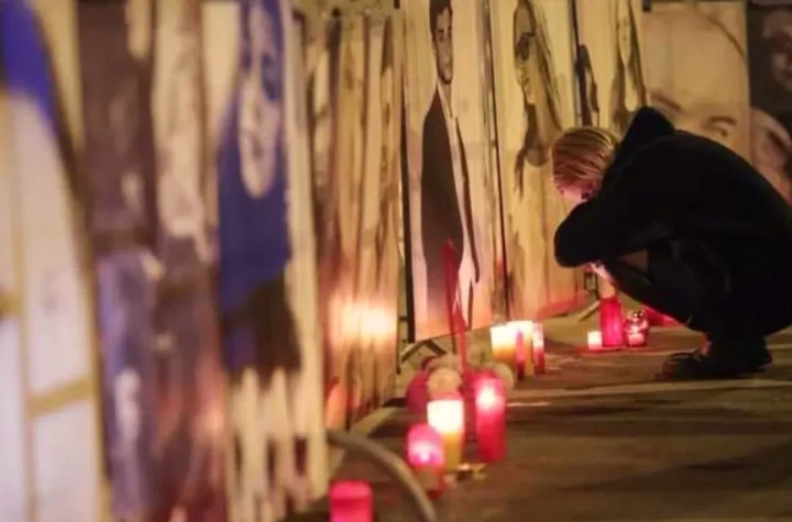 Nicuşor Dan depune flori la Colectiv, 11 ani după tragedia cu 65 de morți