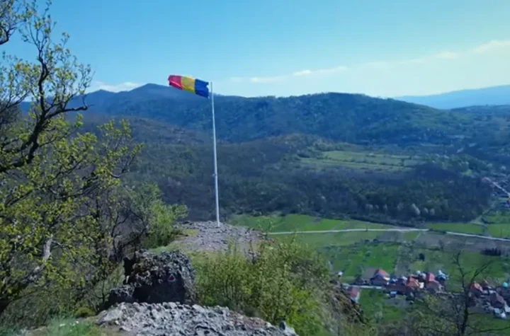 Ruinele Cetății Dezna devin atractivă pentru turiști, mulți străini vin în weekend