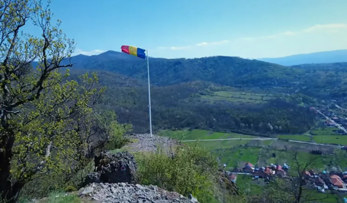 Ruinele Cetății Dezna devin atractivă pentru turiști, mulți străini vin în weekend