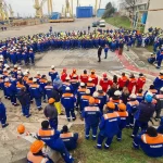 Muncitorii Șantierului Naval Mangalia adunați în curtea șantierului
