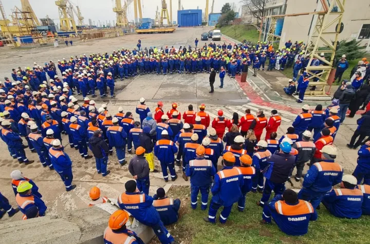 Muncitorii Șantierului Naval Mangalia adunați în curtea șantierului