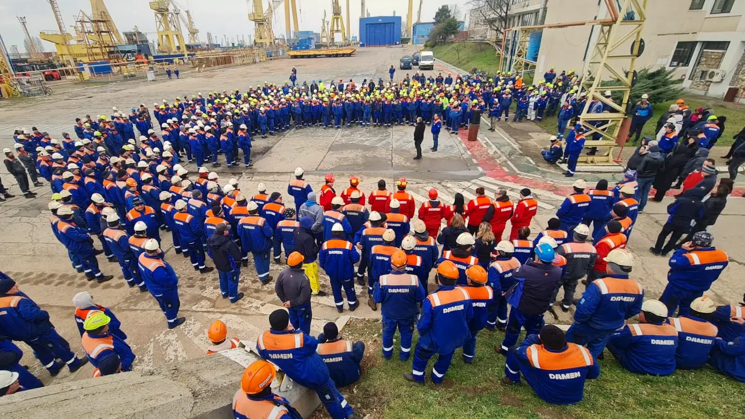 Muncitorii Șantierului Naval Mangalia adunați în curtea șantierului