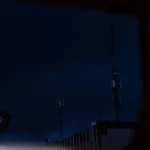 Antene de telecomunicații văzute noaptea printr-o fereastră