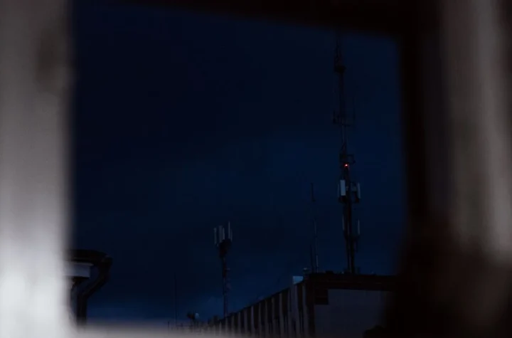 Antene de telecomunicații văzute noaptea printr-o fereastră